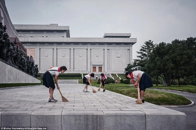 Michal đã ghi lại cuộc sống hàng ngày của người dân Bắc Triều Tiên: từ người làm việc trên cánh đồng đến những người lao động tại thủ đô Bình Nhưỡng.