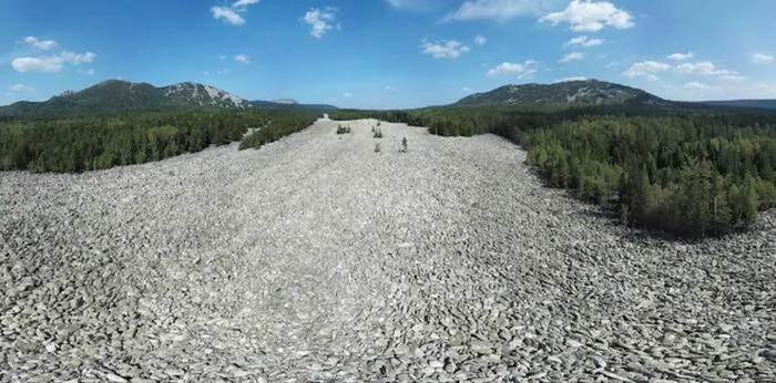 Khi băng tan, những tảng đá aventurine (thạch anh xanh) trượt xuống, tạo thành dòng sông đá như ngày nay. Chúng ta có thể nghe thấy tiếng nước chảy róc rách từ dòng suối nhỏ dưới các tảng đá.