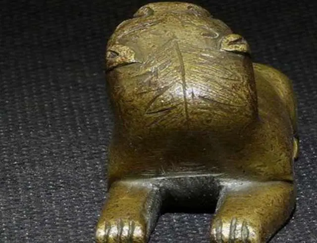 Vị chuyên gia xác nhận, đó là một di vật văn hóa thời nhà Thanh, có giá trị lớn. Chuyên gia khuyên, nếu không có giấy tờ xác nhận quyền sở hữu, cần nộp cho đơn vị quản lý cổ vật của quốc gia.