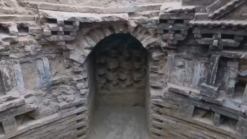 Người đàn ông nghe theo lời khuyên của chuyên gia và nộp vật phẩm cho Cục Quản lý Di tích Văn hóa Địa phương.