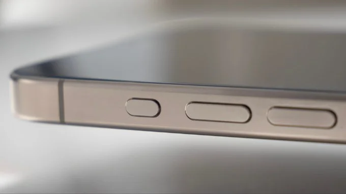 Ngoài cụm camera mới, các nguyên mẫu iPhone 16 còn có nút Action thay thế cho nút gạt bật/tắt chế độ im lặng, và nút chụp hình riêng cho phép mở camera quay, chụp với chỉ 1 lần nhấn nút.