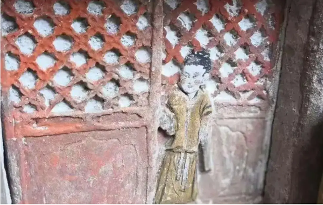 Sau đó, các chuyên gia khảo cổ đã khai quật và phát hiện một quần thể mộ lớn dưới gò đất này, bao gồm 14 ngôi mộ với niên đại từ thời nhà Tấn.