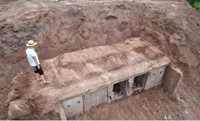 Ông Lý quyết định đào lên gò đất này và phát hiện một ngôi mộ cổ lớn.