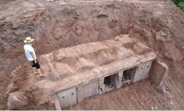 Ông Lý quyết định đào lên gò đất này và phát hiện một ngôi mộ cổ lớn.