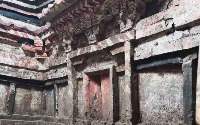 Bên trong mộ, có những bức tranh tường sống động, một trong số đó là hình ảnh của phụ nữ mà lão Lý đã nhìn thấy. Tuy nhiên, đó chỉ là một bức tranh, không có gì đáng sợ.