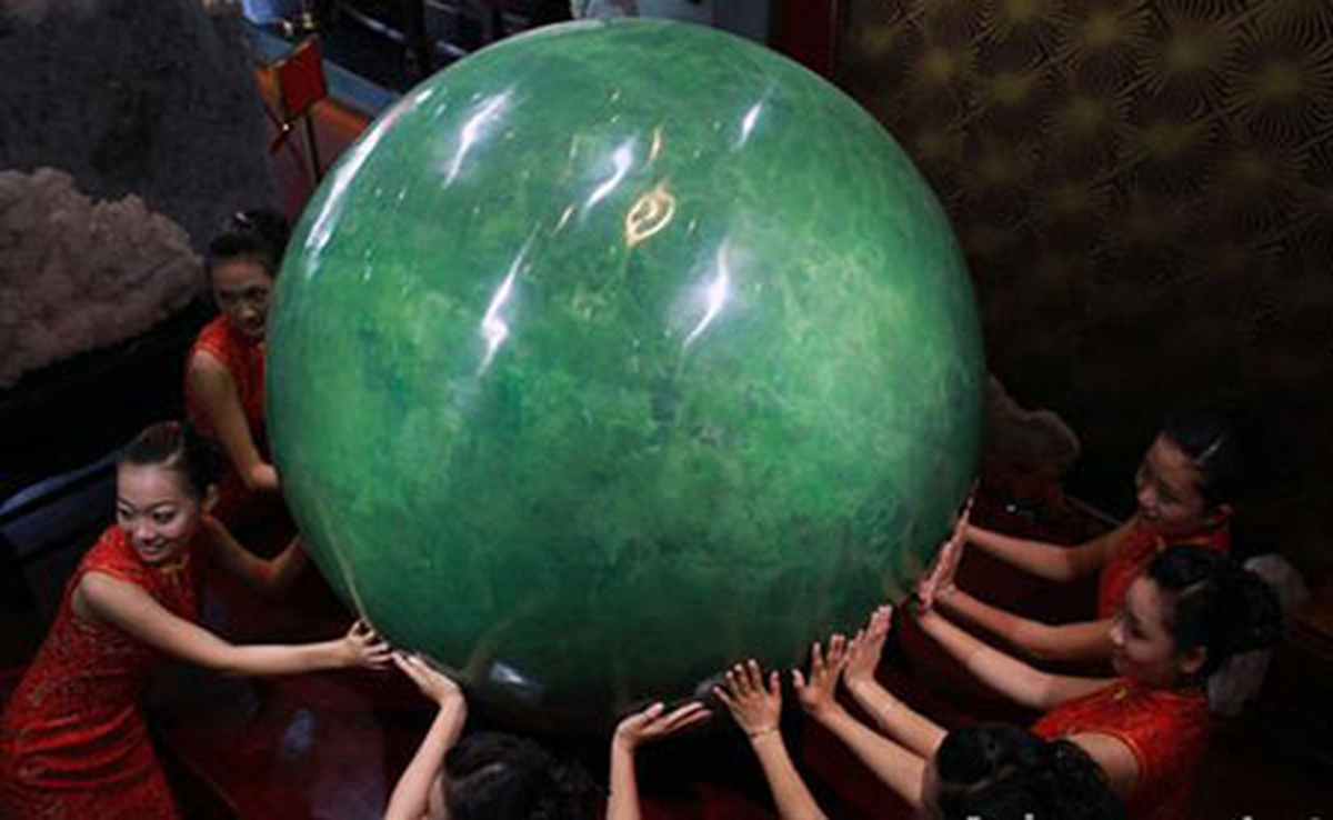 Vào ban đêm, ánh sáng từ viên dạ minh châu chiếu sáng khu vực xung quanh mà không cần thắp đèn, vì vậy nó còn được gọi là đèn đường.