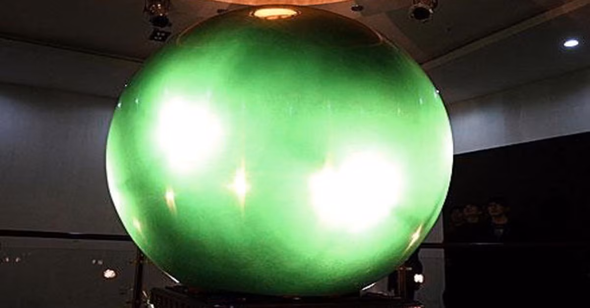 Người xưa quan niệm rằng, dạ minh châu có thể phát sáng trong bóng tối, và đó là một điềm lành. Vậy nên dạ minh châu chủ yếu được sở hữu trong tay của các vị vương giả, quý tộc.