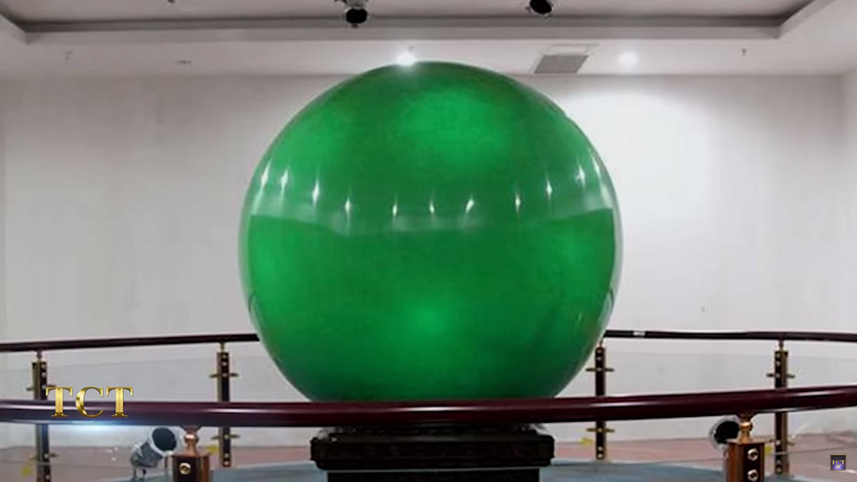 Sau một thời gian thu lợi, anh quyết định tặng viên đá này cho bảo tàng địa phương vào năm 2016 mà không thu bất kỳ chi phí nào.