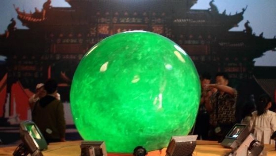 Sau khi không thể bán được, anh quyết định mở một không gian trưng bày để thu vé từ việc tham quan viên đá này.