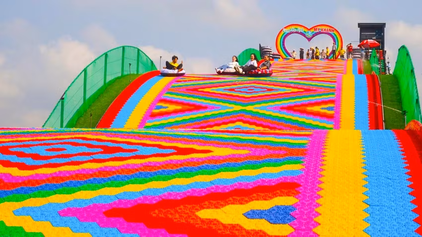 DBSCL: Du khach hao hung trai nghiem cau truot phao tren can dau tien