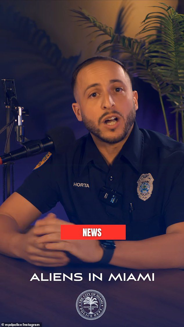 Video cho thấy một hình bóng lạ mắt được cho là người ngoài hành tinh di chuyển, nhưng cảnh sát bác bỏ và khẳng định rằng đó chỉ là người đi bộ và bóng của họ.