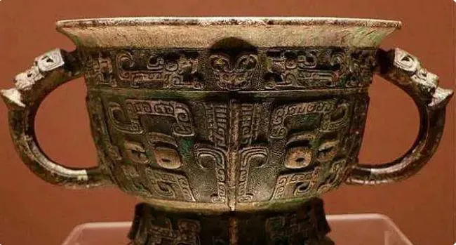 Chất lỏng xanh trong 1 chiếc bình cổ đã được xác định là rượu cổ từ 3.000 năm trước, có màu xanh do ion đồng tan trong nước.