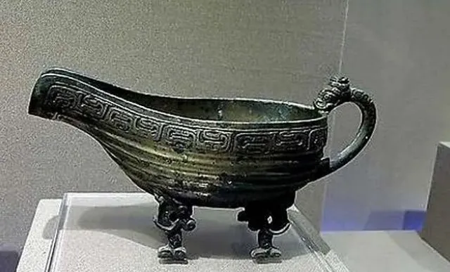 Hai người nông dân đem bán các vật phẩm này do đó đã thu hút sự chú ý của dân làng. Một nhóm người trong làng quyết định khám phá hang động, họ phát hiện thêm một chiếc bình đang chảy một chất lỏng xanh. Một số người nghĩ đó có thể là rượu cổ điển, số khác nghĩ rằng đó có thể là thủy ngân độc hại.