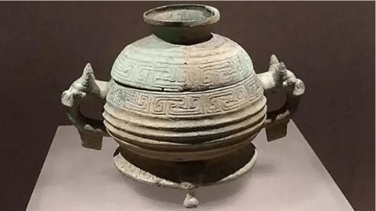 Do đàn cừu không chịu nổi tiếng sấm và sợ hãi, chúng bắt đầu đào bới đất, tiến sâu hơn vào hang. Nghe tiếng va chạm kim loại, họ khám phá ra một số vật phẩm bằng đồng cổ, không như họ mong đợi là kho báu vàng bạc hay đá quý.