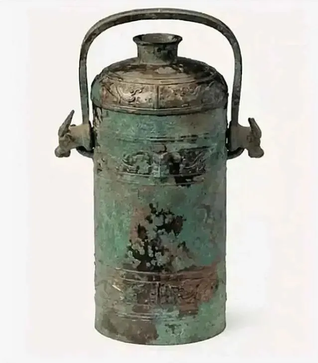 Các di vật bao gồm các bình đồng, kiềng vuông với hoa văn phượng và mặt thú, cũng như các loại rìu nghi lễ. Trong số các vật phẩm, có đến 27 món được công nhận là bảo vật quốc gia. Đáng chú ý nhất là cặp kiềng vuông với hoa văn phượng, tạo nên vẻ quý phái và trang nghiêm. Các nhà khảo cổ cũng khai quật thêm 300 đồ đồng cổ ở gần hang động.