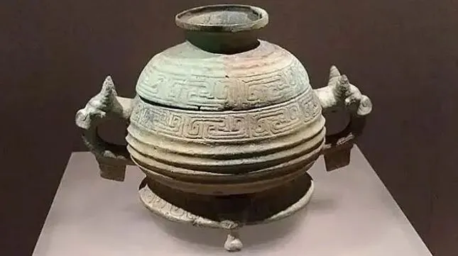 Sau khi được chuyên gia kiểm tra, kết luận rằng các vật phẩm này có giá trị văn hóa lớn. Bảo tàng địa phương đã nhanh chóng can thiệp và thu thập các vật phẩm. Dưới sự hỗ trợ của người dân, các nhà khảo cổ học khám phá hang động và phát hiện nhiều vật phẩm cổ từ đồng, gốm và ngọc bích.