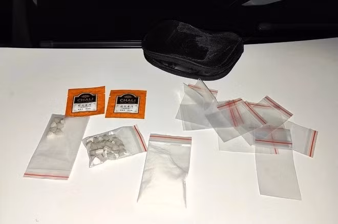 Tim thay ma tuy trong xe Mercedes E200 do nam thanh nien dieu khien-Hinh-2