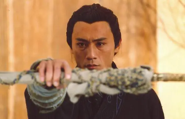 Thái tử Đan của nước Yên, hiểu rằng quân đội của mình không đủ mạnh để chống lại Tần Thủy Hoàng, quyết định ám sát ông. Hai người chính là tướng Tần Phàn Ư Kỳ và Kinh Kha được chọn cho nhiệm vụ này.