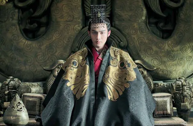 Thời kỳ này, Trung Quốc rơi vào bất ổn, bắt đầu thời kỳ Chiến Quốc kéo dài hàng trăm năm. Tần Thủy Hoàng, một vị vua quyết đoán, đã xây dựng một quân đội mạnh mẽ và thống nhất nhiều quốc gia lân cận, trong đó có nước Yên.