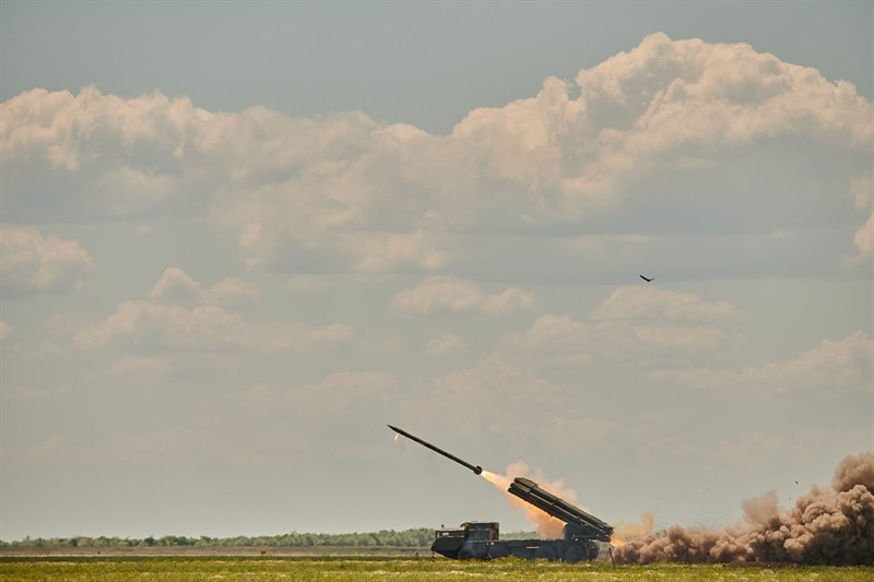 Hiện tại đã có một số khách hàng giàu có tại khu vực Trung Đông bao gồm Saudi Arabia, Qatar, UAE... bày tỏ mối quan tâm đặc biệt và sẵn sàng mua hệ thống vũ khí pháo binh tiên tiến này của Ukraine một khi chúng hoàn thành thử nghiệm và được phép xuất khẩu.