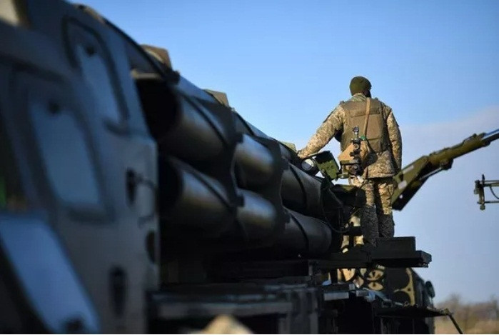 Có một điều rất dễ nhận thấy đó là sự tương đồng giữa tổ hợp MLRS Vilkha-M của Ukraine với BM-30 Smerch do Liên Xô sản xuất và hiện vẫn đang phục vụ tích cực trong Quân đội Nga.