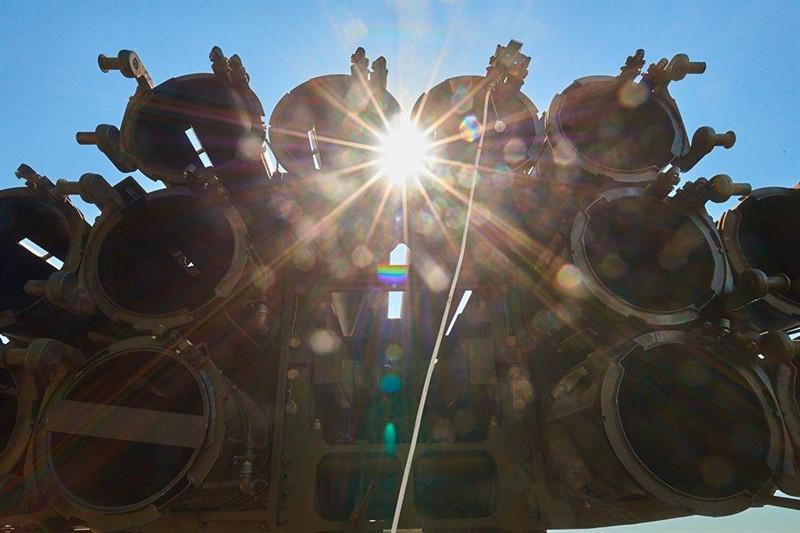 Mặc dù vẫn sử dụng đạn rocket cỡ 300 mm nhưng nhờ áp dụng những thành tựu khoa học công nghệ và kỹ thuật mới mà cả tầm bắn lẫn độ chính xác của Vilkha-M đều vượt trội BM-30 Smerch.