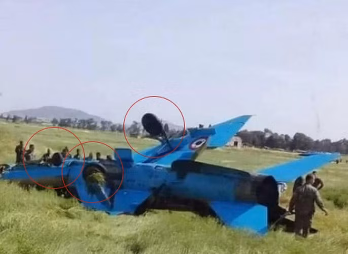 Cụ thể, chuyên gia của Avia.pro cũng chỉ ra rằng, MiG-21 của Syria nhiều khả năng trượt khỏi đường băng trong quá trình cất/hạ cánh bởi thân máy bay bị lật úp trong khi càng bánh trước, bánh sau đều mở.