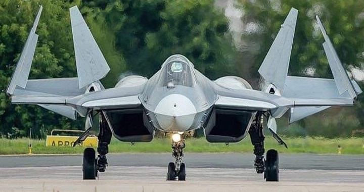 Kỹ sư trưởng Strelets lưu ý rằng điểm mạnh của Su-57 là tính linh hoạt vượt trội so với F-22 và F-35 của Mỹ - cả hai đều bị hạn chế rất nhiều về khía cạnh này. Ông còn nói thêm rằng Su-57 máy bay đa năng hơn - không chỉ ở khả năng tấn công mục tiêu trên không và trên mặt đất mà còn ở khả năng vượt trội cả về tấn công tầm xa và ngoài tầm nhìn.