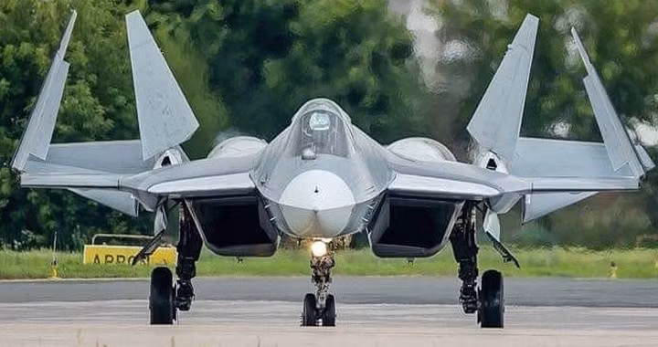 Kỹ sư trưởng Strelets lưu ý rằng điểm mạnh của Su-57 là tính linh hoạt vượt trội so với F-22 và F-35 của Mỹ - cả hai đều bị hạn chế rất nhiều về khía cạnh này. Ông còn nói thêm rằng Su-57 máy bay đa năng hơn - không chỉ ở khả năng tấn công mục tiêu trên không và trên mặt đất mà còn ở khả năng vượt trội cả về tấn công tầm xa và ngoài tầm nhìn.