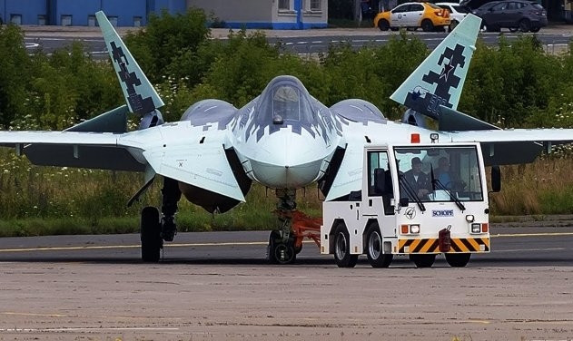 Về tính linh hoạt của Su-57, so với các nền tảng của Mỹ, Strelets lưu ý rằng F-35, như tên của chương trình Joint Strike Fighter cho thấy được định hướng áp đảo về vai trò không đối đất và chỉ có khả năng phòng thủ rất hạn chế đối trong không chiến. Máy bay chiến đấu thiếu động cơ vectơ lực đẩy hai như Su-57, bị hạn chế hoạt động ở tốc độ và độ cao dưới trung bình, không thể leo nhanh, cơ động tốt hoặc chứa đủ tên lửa để trở thành một nền tảng chiếm ưu thế trê