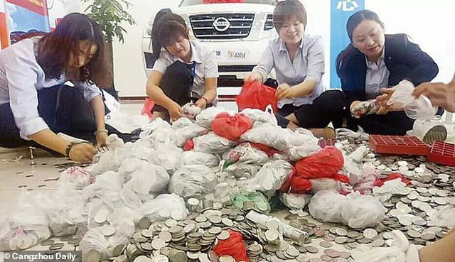 Nu dai gia mua oto, nhan vien dem tien 3 ngay moi het vi ly do nay