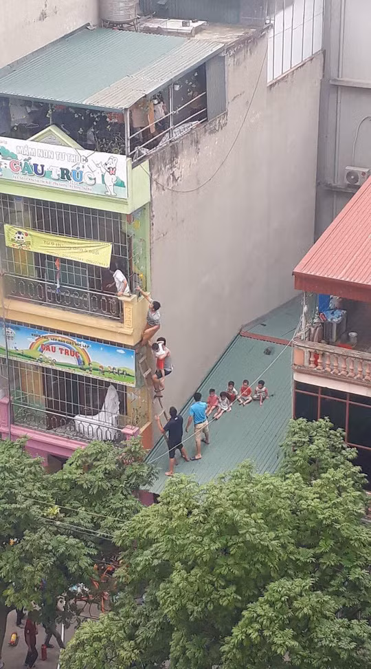 Chay o truong mam non, nguoi dan bac thang giai cuu hang chuc tre