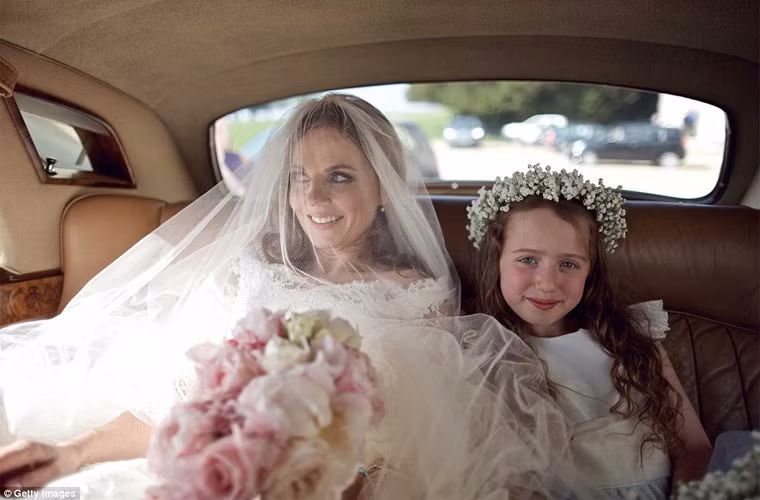 Sáng 15/5, Geri Halliwell, cựu thành viên nhóm Spice Girls tươi tắn trong chiếc váy cưới trắng tinh được con gái 9 tuổi hộ tống tới nhà thờ làm lễ cưới với chú rể Christian Horner, Giám đốc điều hành của đội đua xe công thức F1 Red Bull.