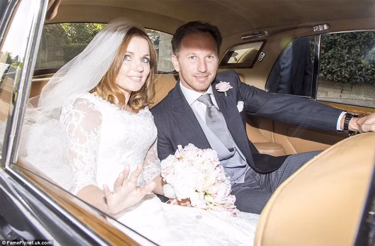 Sau buổi lễ ở nhà thờ, cô dâu chú rể lên xe hoa tới khách sạn chuẩn bị tiếp đón khách.