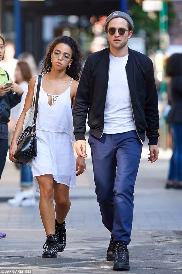 FKA twigs thua nhan ap luc khi yeu Robert Pattinson