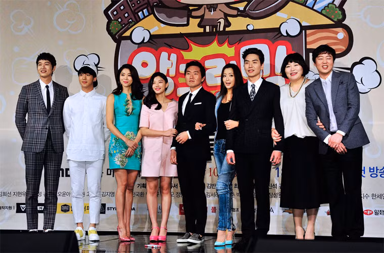 Dàn diễn viên chính trong phim "Angry Mom" trong buổi ra mắt phim hồi tháng 3/2015.