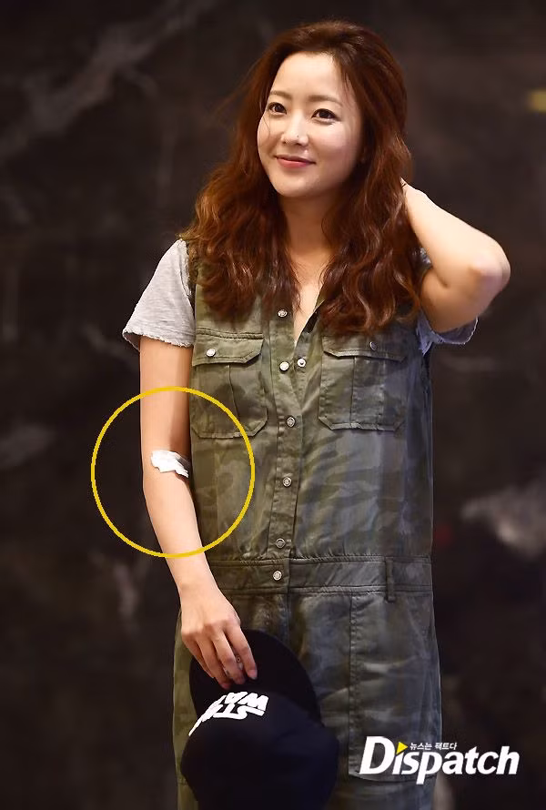 Mái tóc xõa ngang vai, khuôn mặt trang điểm nhẹ nhàng, mũ lưỡi trai và bộ quần áo rằn ri kiểu jumpsuit đã giúp Kim Hee Sun ăn gian mười mấy, hai mươi tuổi so với tuổi thật của mình.