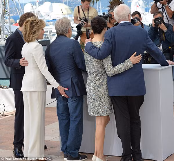 Dien vien Jane Fonda loi dung ban dien nam-Hinh-2