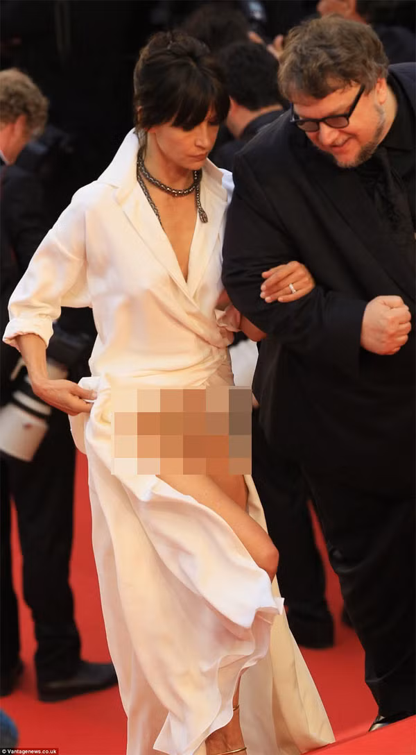 Sophie Marceau lại một lần nữa bị chê gu thời trang trên thảm đỏ Cannes năm nay khi cô diện chiếc váy kiểu áo sơ mi dài và không hiểu vô tình hay cố ý, khi nhấc váy để bước cô đã để lộ nguyên phần nội y phía dưới rất phản cảm.
