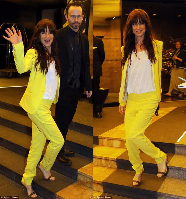 Juliette Lewis xộc xệch trông bộ trang phục màu vàng neon. Nhìn chiếc quần lụng thụng, trùng gối của cô, chẳng ai nghĩ nữ diễn viên này đang sải bước trên thảm đỏ một sự kiện điện ảnh lớn.