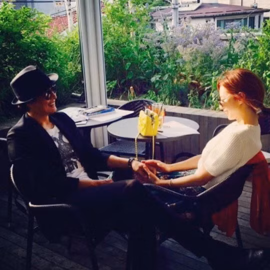 Bae Yong Joon va vo sap cuoi cong khai anh hen ho