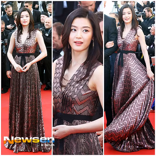 Mái tóc xõa dài tự nhiên, khuôn mặt trang điểm nhẹ nhàng, nhưng Jun Ji Hyun vẫn gây chú ý khi bước chân trên thảm LHP Cannes 2015.