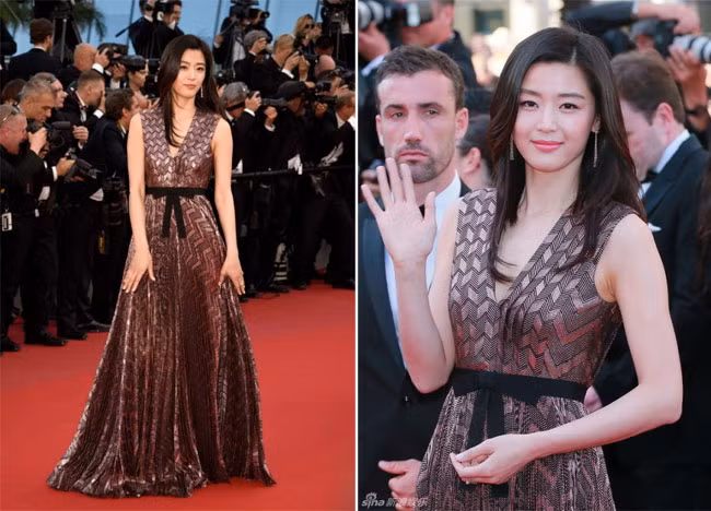 Được mời tới dự sự kiện LHP Cannes, đương nhiên, từ đầu tới chân của Jun Ji Hyun sẽ là đồ của Gucci. Hôm 17/5, xuất hiện trên thảm đỏ Cannes, nữ diễn viên "Vì sao đưa anh tới" mặc bộ váy ánh kim màu đồng thướt tha, trang nhã. Phong cách thời trang của Jun Ji Hyun nhận được nhiều lời khen ngợi.