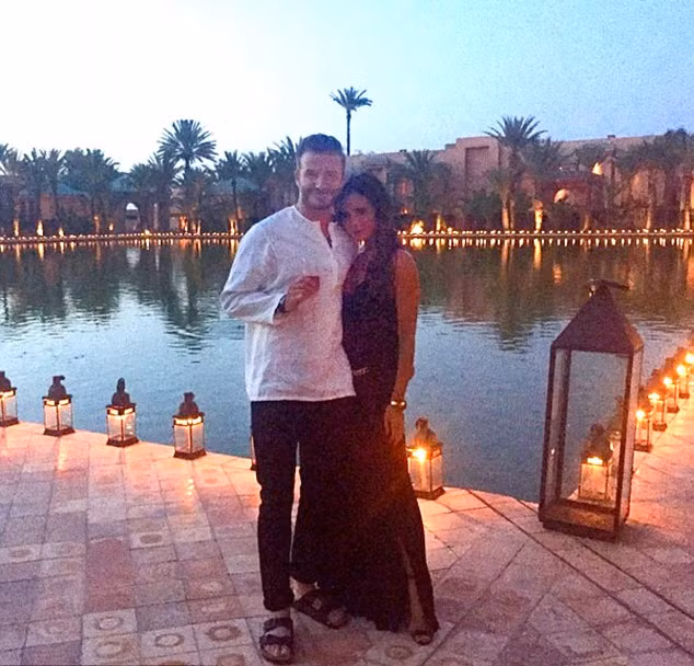 Cựu cầu thủ bóng đá đã đăng bức ảnh hai vợ chồng chụp chung lên Instagram với gần 3 triệu người theo dõi cùng lời đề tựa rất tình cảm: “Cảm ơn vợ xinh đẹp của tôi trong ngày tuyệt vời này”. Nhà thiết kế thời trang 41 tuổi phục sức đơn giản trong buổi lễ sinh nhật lần thứ 40 của chồng. Vic giản dị trong chiếc váy maxi đen, mái tóc xõa dài và trang điểm nhẹ nhàng.