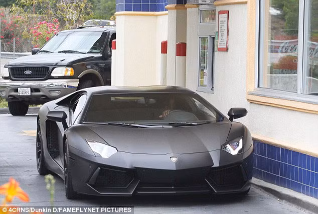 Vo chong Kim Kardashian tieu gan 700 ty mot nam-Hinh-10