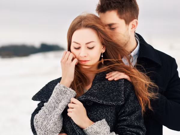 Thể hiện sự quan tâm: Những lúc chàng ốm hoặc gặp chuyện buồn, hãy tỏ ra quan tâm, hỏi han và sẵn sàng ở bên chàng để giúp chàng vượt qua. 