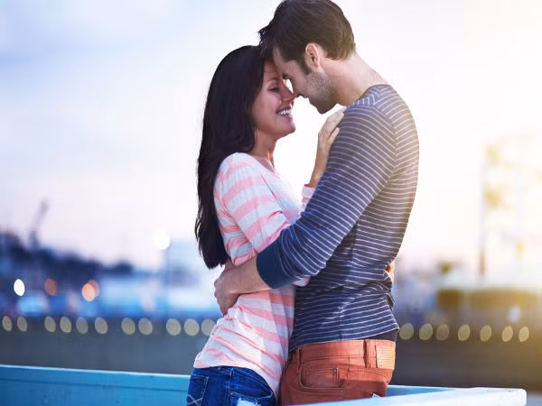 Hãy ôm chàng thật chặt khi có cơ hội: Nếu hai người là một cặp trên sàn nhảy hoặc bạn vô tình bị sô ngã và chàng đỡ bạn, hãy tận dụng cơ hội đó để ôm chàng một cái thật chặt. Đây là cách thể hiện tình cảm khéo léo giúp kéo chàng đến gần bạn hơn. Trong trường hợp chàng không muốn tiến xa hơn mức tình bạn, bạn cũng sẽ cảm nhận được câu trả lời thông qua thái độ của chàng khi được ôm.