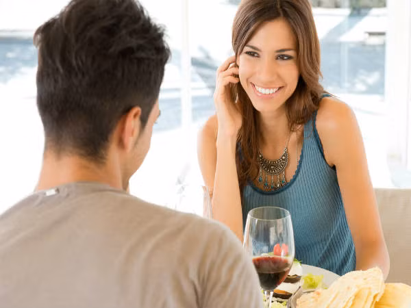 Đặt những câu hỏi thú vị: Hãy tỏ ra quan tâm đến sự nghiệp và sở thích của chàng. Bên cạnh đó, bạn cũng có thể khiến chàng vui bẳng cách dùng một vài câu hỏi để gợi mở những chủ đề mà chàng có thể khoe khoang về thành tích của mình. 
