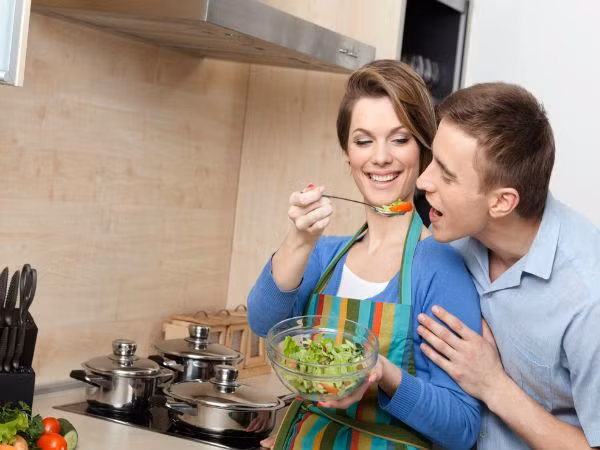 Nấu ăn cho chàng: Nếu chàng đến chơi nhà bạn hoặc bạn đến chơi nhà chàng mà chàng kêu đói, hãy xắn tay áo và vào bếp nấu cho chàng một bữa thật ngon. Đàn ông luôn bị hấp dẫn bởi phụ nữ giỏi làm bếp. 