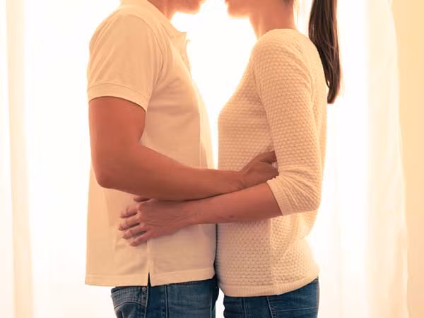 Luôn tìm cơ hội để động chạm vào cơ thể bạn: Người đàn ông thèm khát dục vọng luôn tìm mọi cách để thân mật, gần gũi và động chạm vào phụ nữ. Hãy quan sát hành động của anh ta. Nếu anh ta cố gắng chạm vào bạn mọi lúc mọi nơi, kể cả khi bạn tỏ rõ thái độ không thích thì rất có thể người đàn ông này chỉ muốn “chuyện đó” mà thôi.